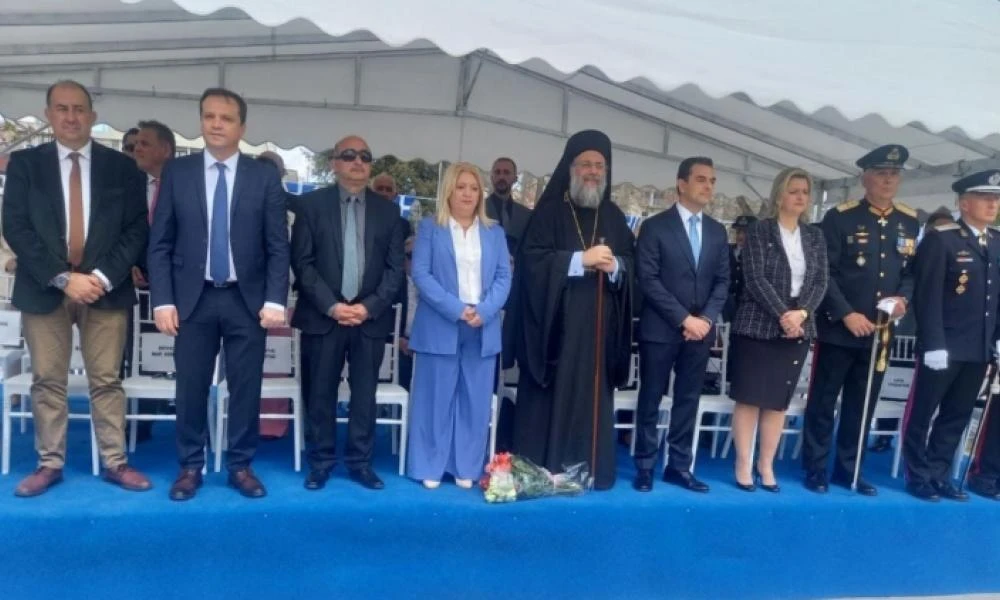 Τρίκαλα: Η οικογένεια Πλακιά άφησε 57 τριαντάφυλλα στην εξέδρα των επισήμων